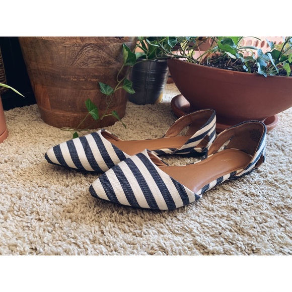 Pointed Toe Striped Blue and White Flats - Picture 5 of 7